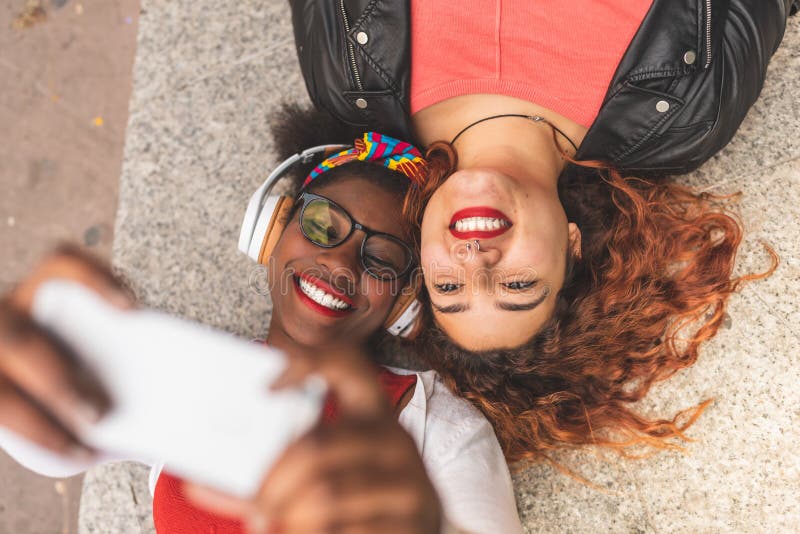 Dos amigos femeninos adolescentes que toman un aire libre de Selfie fotos de archivo Dos amigos femeninos adolescentes que toman un aire libre de Selfie fotos de archivo