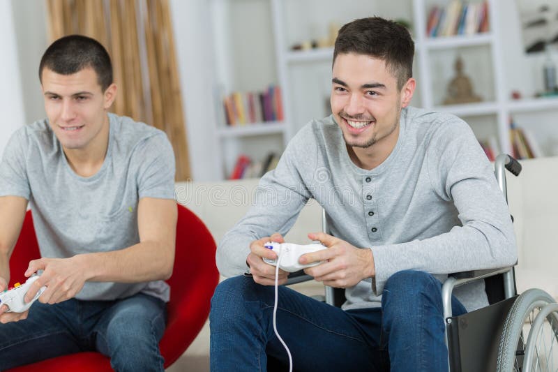 Dos amigos jugando al juego de ordenador uno desactivado fotos de archivo