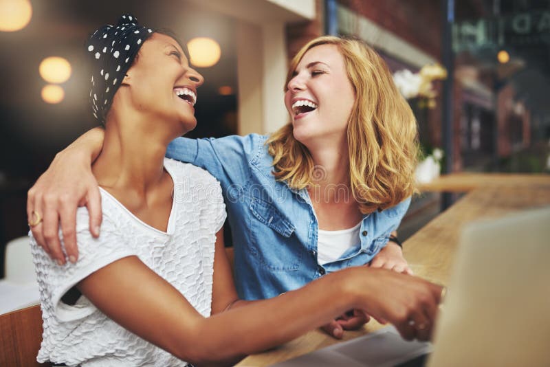 Dos amigos multirraciales cariñosos de las mujeres imágenes de archivo libres de regalías Dos amigos multirraciales cariñosos de las mujeres imágenes de archivo libres de regalías