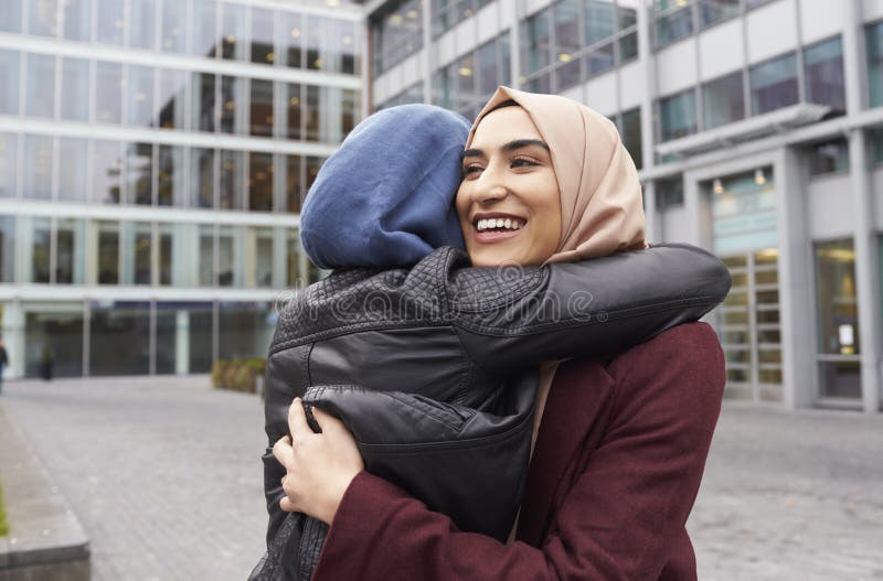 Dos amigos musulmanes británicos de las mujeres que se encuentran fuera de oficina imagen de archivo libre de regalías Dos amigos musulmanes británicos de las mujeres que se encuentran fuera de oficina imagen de archivo libre de regalías