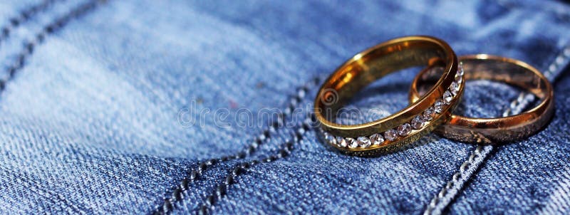 Anillos De Bodas Y Vaqueros Imagen de - Imagen de joya, costoso: 83730923