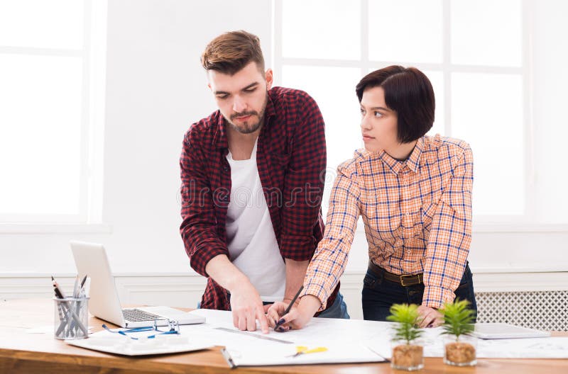 Dos arquitectos serios que discuten construyendo plan fotografía de archivo libre de regalías Dos arquitectos serios que discuten construyendo plan fotografía de archivo libre de regalías