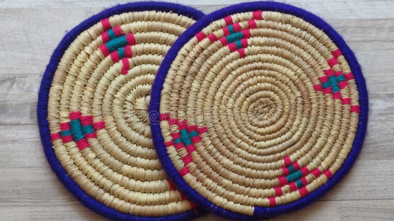 Dos bambúes tejidos hechos a mano hermosos/Cane Trays fotografía de archivo libre de regalías Dos bambúes tejidos hechos a mano hermosos/Cane Trays fotografía de archivo libre de regalías