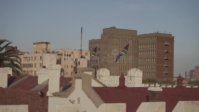 Dos banderas ondeando de sudáfrica en el techo del edificio en johannesburg sudáfrica