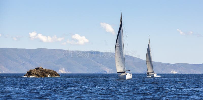 Dos barcos de navegación navegan o navegan la raza de la regata en el mar del agua azul Deporte imagen de archivo Dos barcos de navegación navegan o navegan la raza de la regata en el mar del agua azul Deporte imagen de archivo