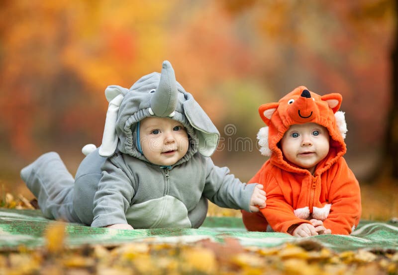 Bebés Vestidos En Los Trajes Animales Imagen de archivo - Imagen de cabrito, zorro: 34637007