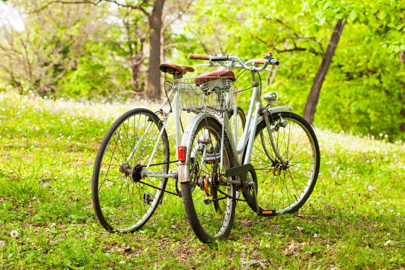 Dos bicicletas viejas foto de archivo. Imagen de exterior - 67594210