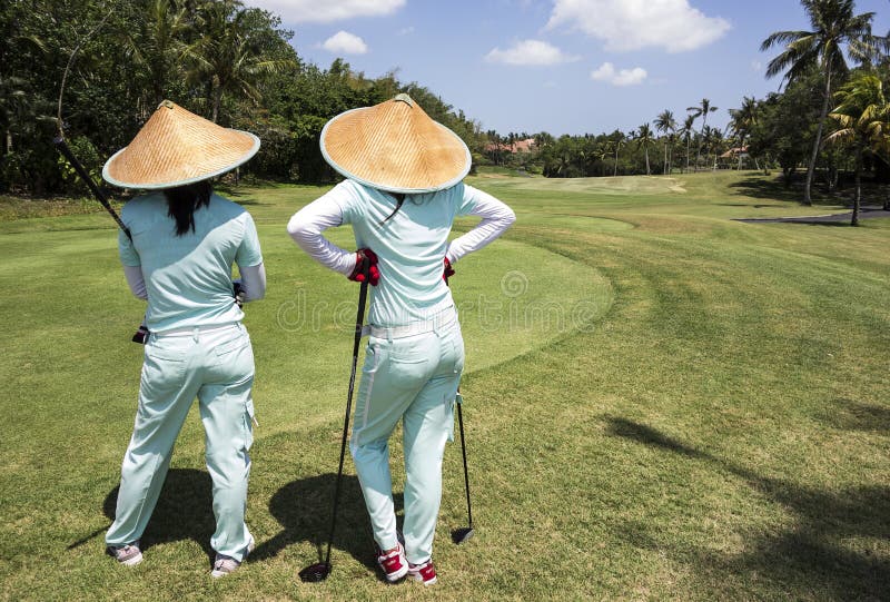Dos Caddies En El Campo De Golf De Bali Foto editorial Imagen de
