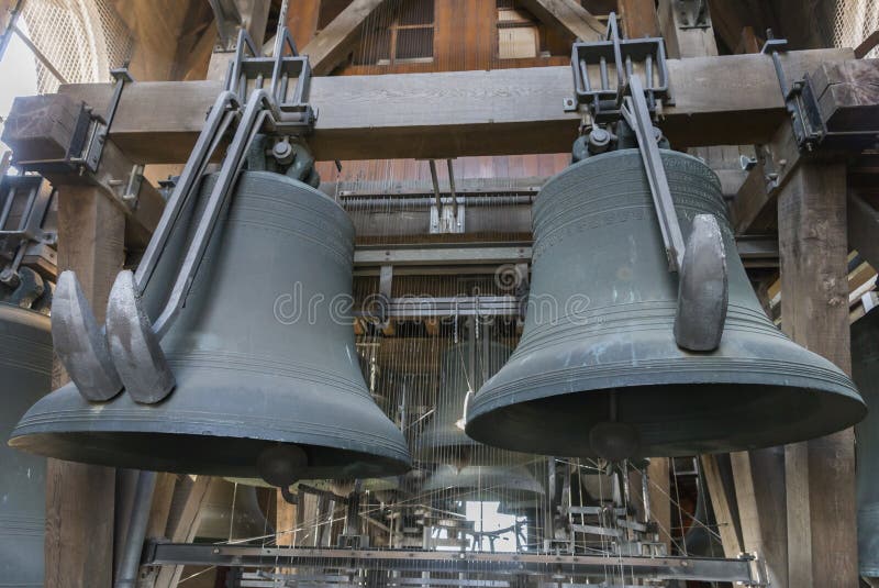 Dos campanas pesadas en el carillón del campanario de Gante.