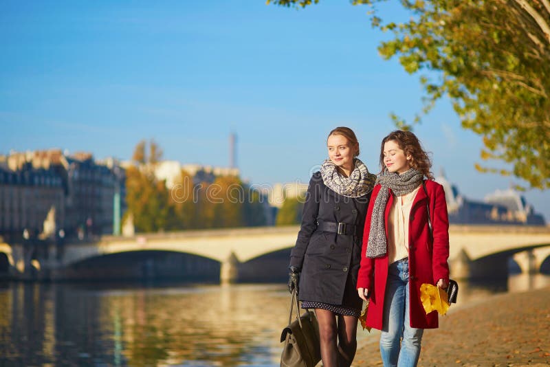 Dos chicas jóvenes que caminan junto en París imagenes de archivo Dos chicas jóvenes que caminan junto en París imagenes de archivo