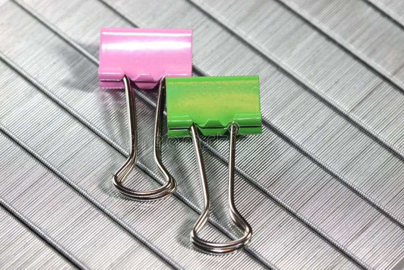 Dos clips de papel imagen de archivo. Imagen de fuentes 52504575