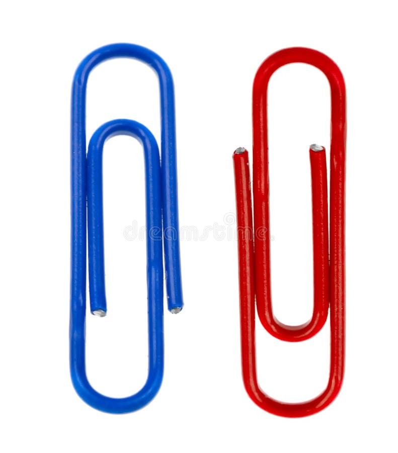Dos clips de papel de colores aislados sobre blanco imagenes de archivo