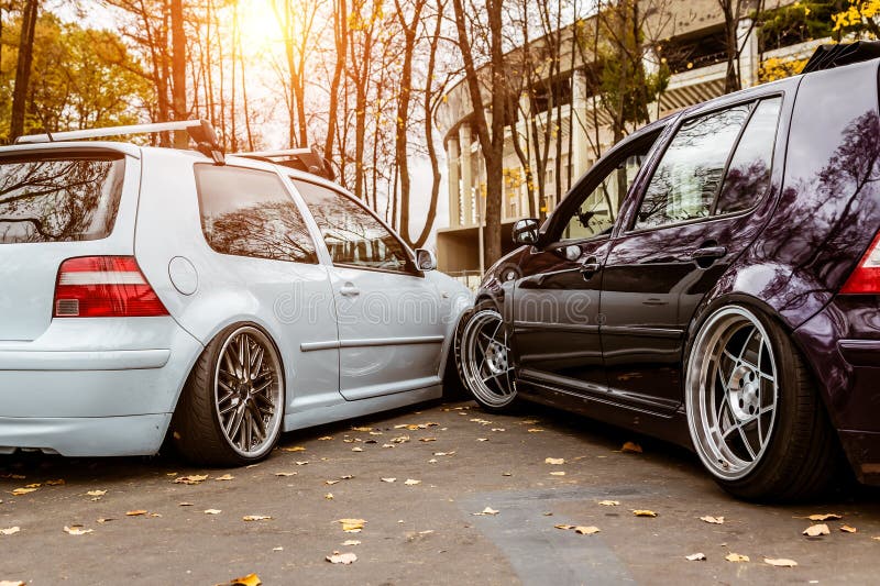 Dos coches azul blanco y púrpura quieren tomar un espacio de aparcamiento Problemas que parquean en la ciudad Parqueado firmement imágenes de archivo libres de regalías Dos coches azul blanco y púrpura quieren tomar un espacio de aparcamiento Problemas que parquean en la ciudad Parqueado firmement imágenes de archivo libres de regalías