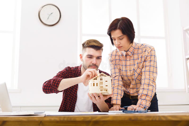 Dos colegas que discuten proyecto arquitectónico foto de archivo libre de regalías Dos colegas que discuten proyecto arquitectónico foto de archivo libre de regalías