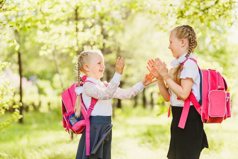 Dos colegialas de las niñas que juegan la Patty-torta al aire libre imágenes de archivo libres de regalías Dos colegialas de las niñas que juegan la Patty-torta al aire libre imágenes de archivo libres de regalías
