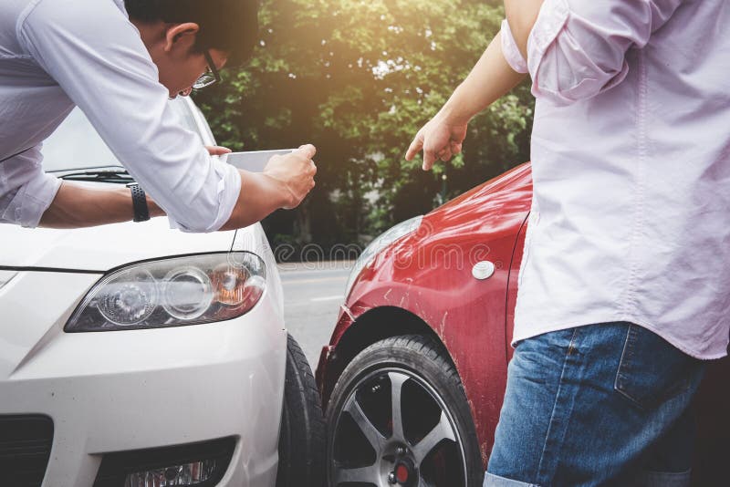 Dos conductores sirven la discusión después de una colisión a del accidente de tráfico de coche foto de archivo libre de regalías