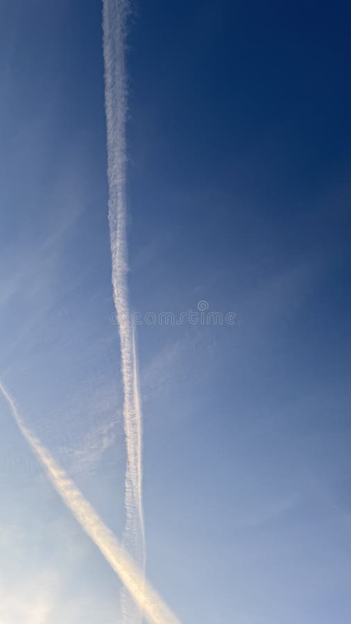Dos contralores en un cielo azul pálido fotos de archivo libres de regalías