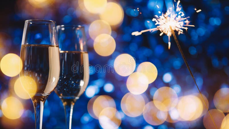 Copas de champagne sobre fondo de navidad