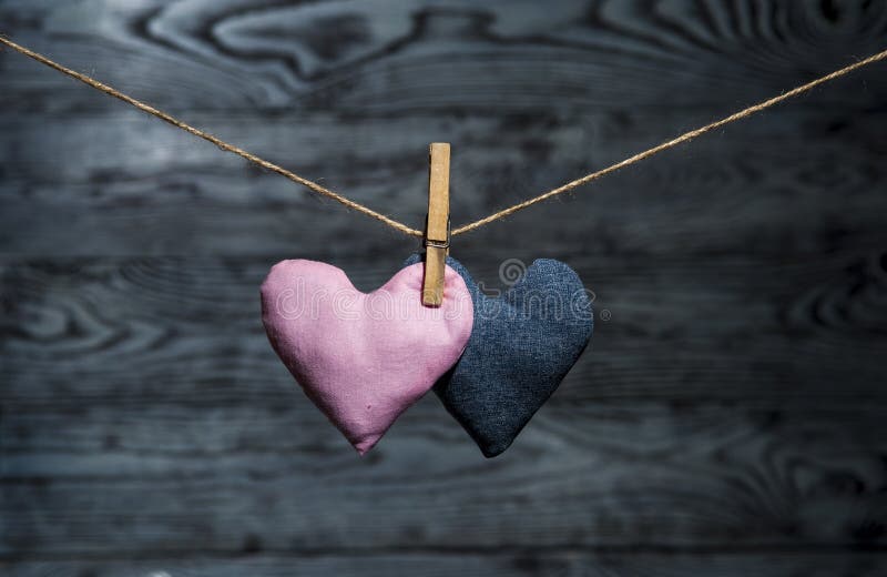 Dos corazones junto en fondo de madera imagenes de archivo Dos corazones junto en fondo de madera imagenes de archivo