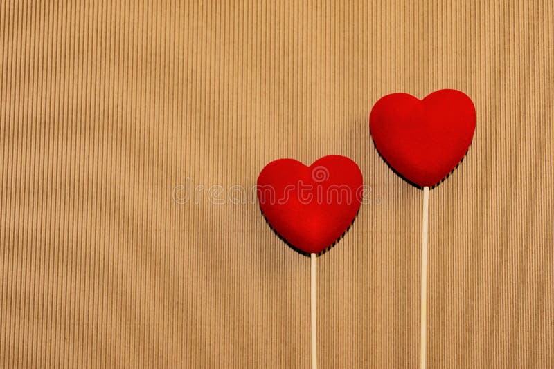 Dos corazones rojos del terciopelo en una superficie marrón natural del cartón Postal de los saludos del día de tarjeta del día d ilustración del vector Dos corazones rojos del terciopelo en una superficie marrón natural del cartón Postal de los saludos del día de tarjeta del día d ilustración del vector
