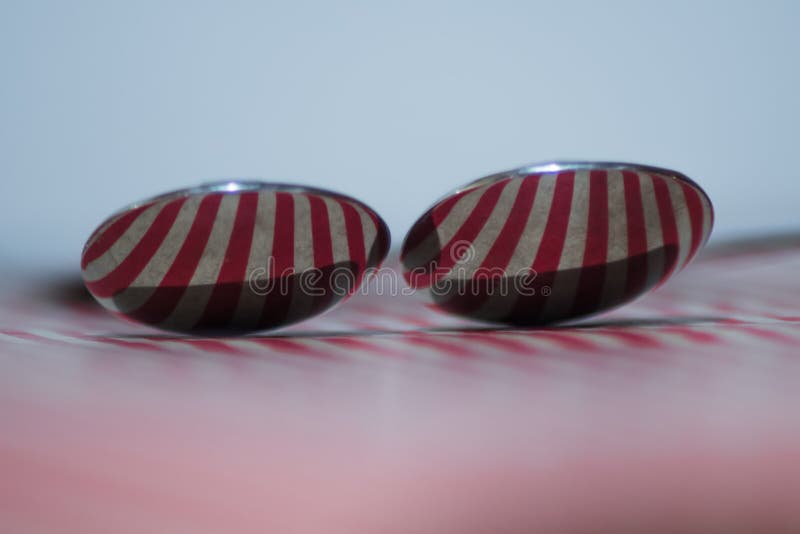 Dos cucharas que reflejan rayas rojas foto de archivo