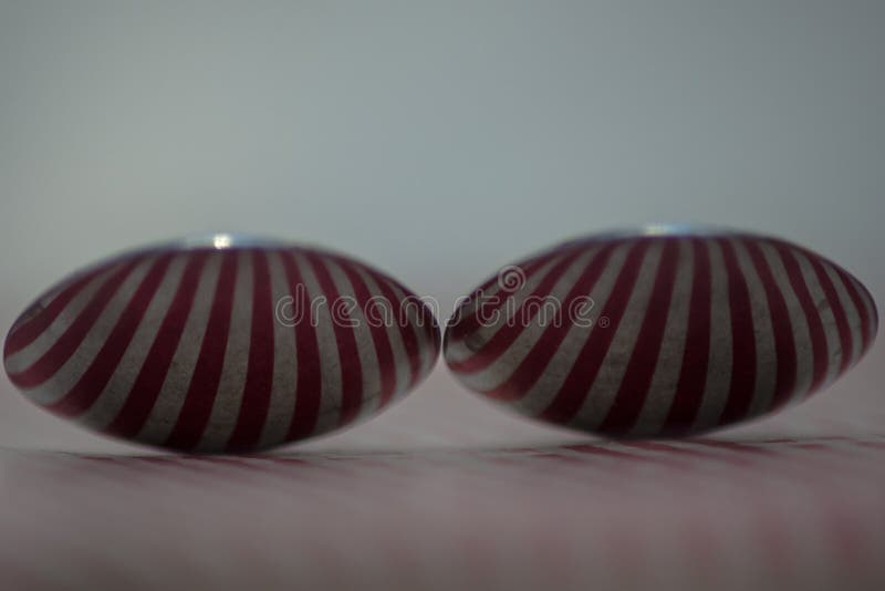 Dos cucharas que reflejan rayas rojas fotografía de archivo