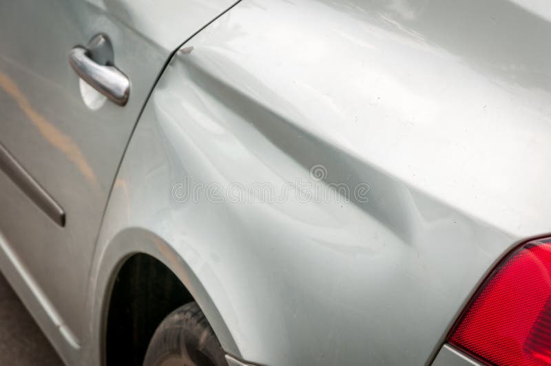 Dos d'épave argentée cassée et endommagée de voiture dans l'accident d'accident avec la peinture rayée dans la fin de collision photo stock Dos d'épave argentée cassée et endommagée de voiture dans l'accident d'accident avec la peinture rayée dans la fin de collision photo stock