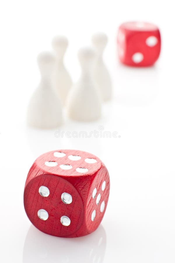 Dos dados y pedazos del juego fotografía de archivo libre de regalías Dos dados y pedazos del juego fotografía de archivo libre de regalías
