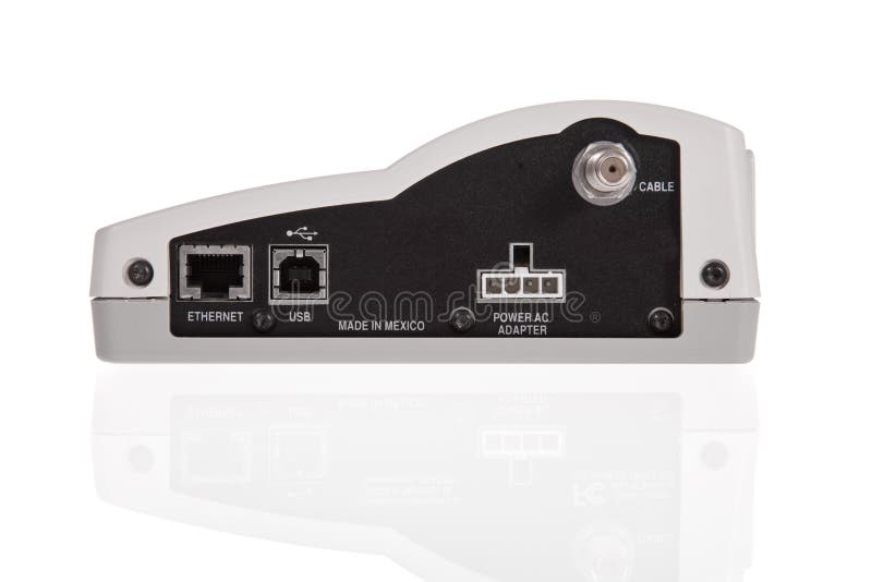 Dos de modem large bande avec des ports d'isolement sur le petit morceau photographie stock Dos de modem large bande avec des ports d'isolement sur le petit morceau photographie stock