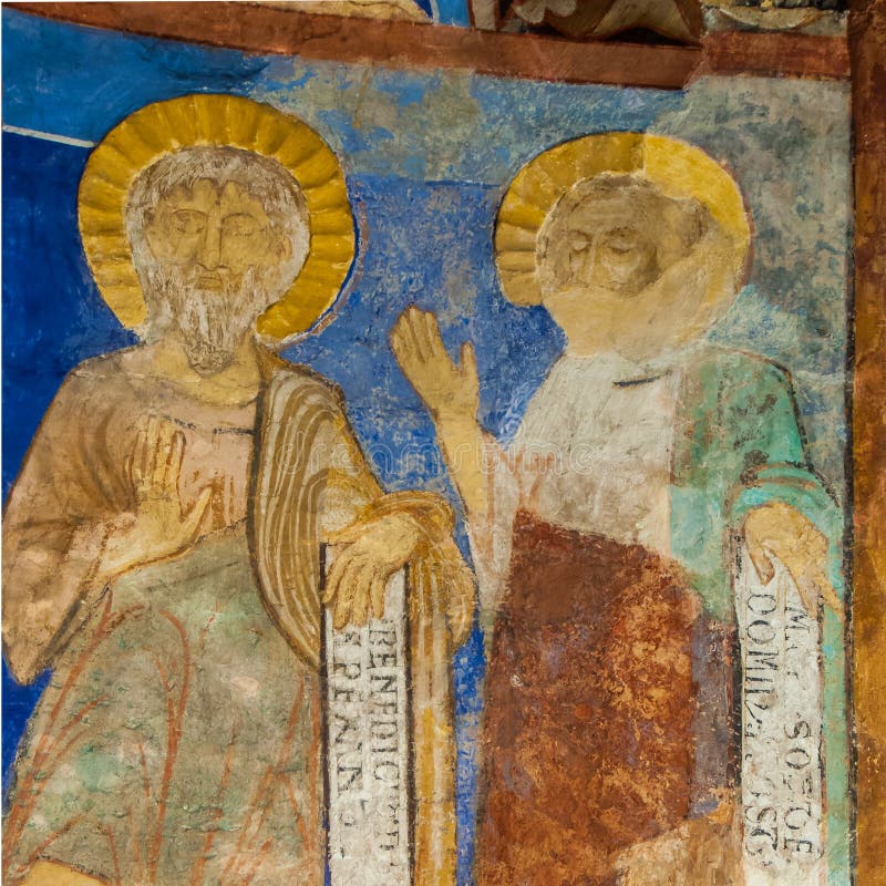 Dos discípulos con los textos latinos en un fresco medieval imagenes de archivo
