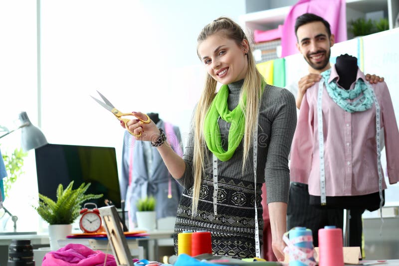 Dos diseñadores de moda en crear del lugar de trabajo fotos de archivo libres de regalías Dos diseñadores de moda en crear del lugar de trabajo fotos de archivo libres de regalías