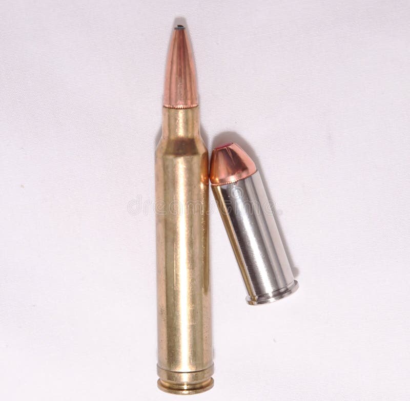 Dos diversas balas, a Botella doble de 300 Winchester para un rifle y 44 especiales para una arma de mano fotos de archivo libres de regalías Dos diversas balas, a Botella doble de 300 Winchester para un rifle y 44 especiales para una arma de mano fotos de archivo libres de regalías