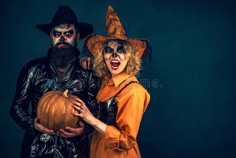 Dos Emotivas Jóvenes Mujeres Y Hombres Con Disfraces De Halloween En La  Fiesta De Halloween Con Calabaza Celebración Halloween Foto de archivo -  Imagen de barbudo, loco: 161146092