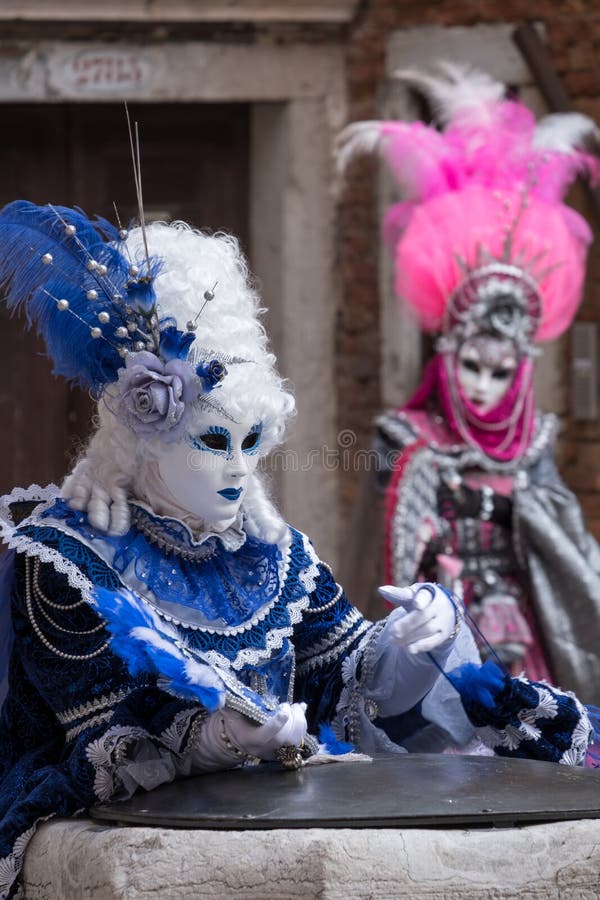 Mujer En Máscara Y Traje Con El Birdcage, Puente De Suspiros En El Fondo,  Durante El Carnaval De Venecia Foto de archivo editorial - Imagen de  decorativo, belleza: 113926858