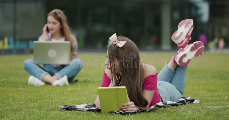 Dos estudiantes de secundaria que hablan fuera de los edificios de la universidad