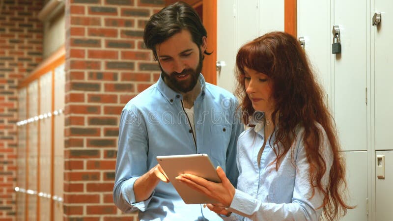 Dos estudiantes felices que usan una tableta