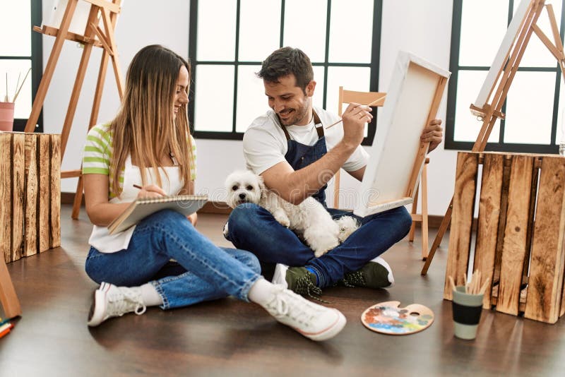 Dos estudiantes hispanos sonriendo alegre pintura en el estudio de arte imágenes de archivo libres de regalías