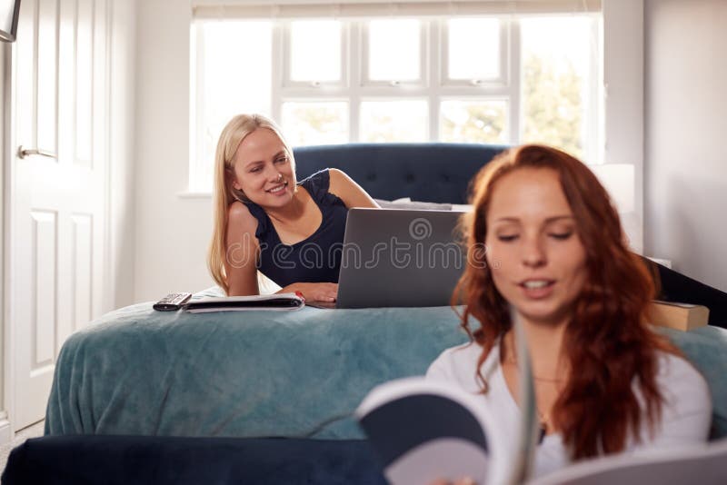 Dos Estudiantes Universitarios En Habitación Compartida Estudiando Juntos imágenes de archivo libres de regalías