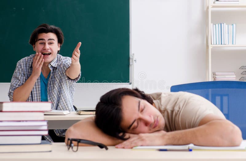 Dos estudiantes varones en el aula imagenes de archivo