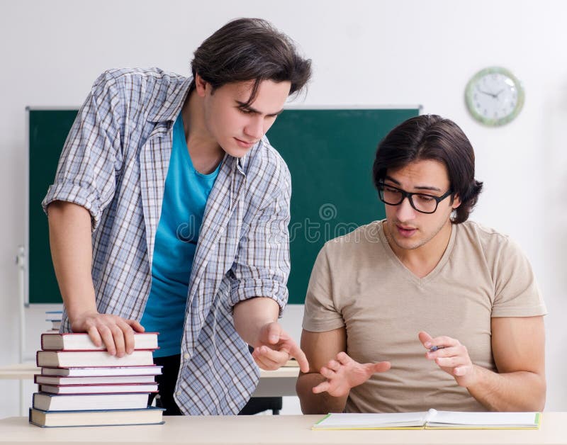 Dos estudiantes varones en el aula fotografía de archivo libre de regalías