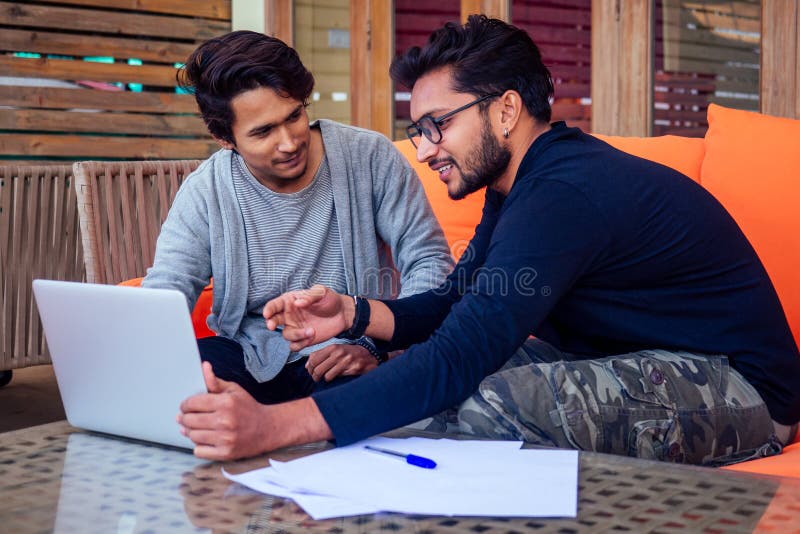 Dos felices hombres de negocios discutiendo estrategia independiente en una reuniÃ³n, hombre de negocios indio trabajando a distan