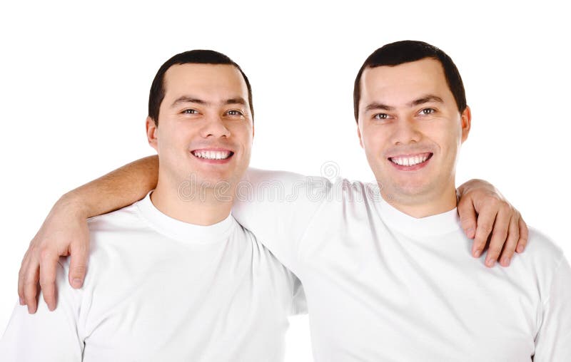 Dos gemelos sonrientes de los hombres jovenes del positivo atractivo imagen de archivo Dos gemelos sonrientes de los hombres jovenes del positivo atractivo imagen de archivo