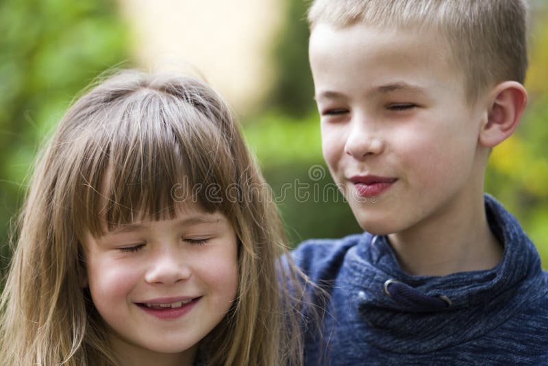 Dos hermanos de pelo rubio lindos de los ni?os, hermano joven del muchacho y aire libre de la muchacha de la hermana en fondo ver fotografía de archivo Dos hermanos de pelo rubio lindos de los ni?os, hermano joven del muchacho y aire libre de la muchacha de la hermana en fondo ver fotografía de archivo