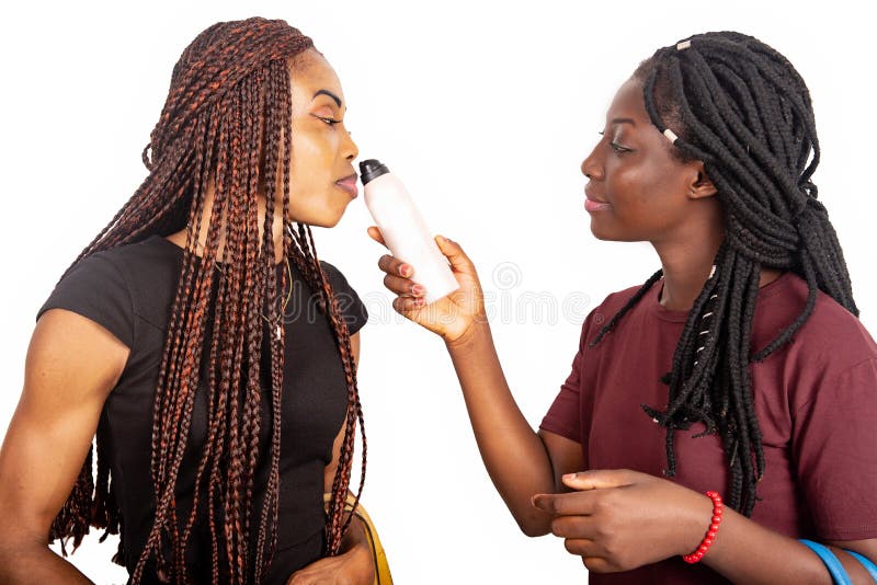 Dos hermosas adolescentes usando un perfume foto de archivo libre de regalías