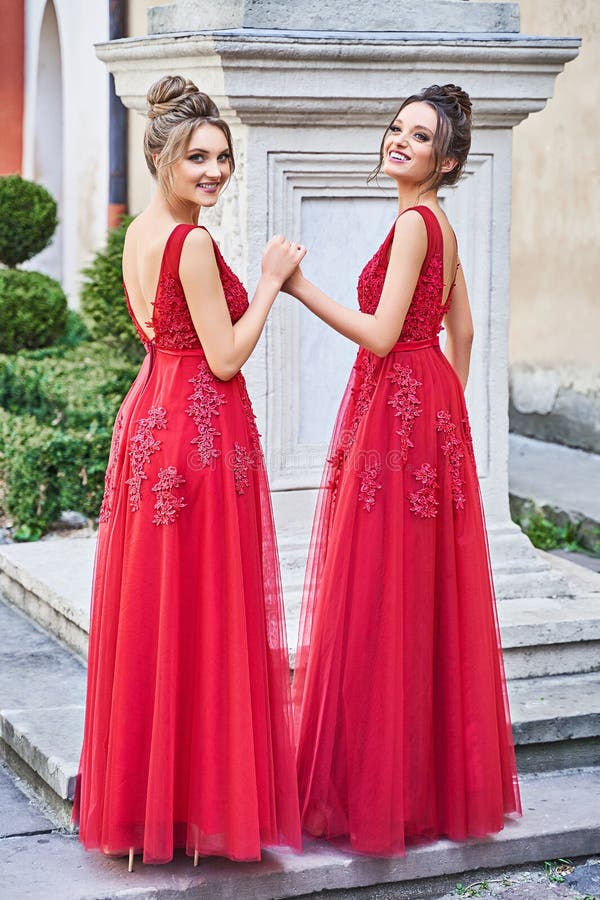 Dos Hermosas Damas Honor Chicas Rubias Y Morenas Con Elegante Vestido Rojo Chiffon Vestido De Dama De Honor Con Imagen de archivo - Imagen de pedo, escarlata: 170758777