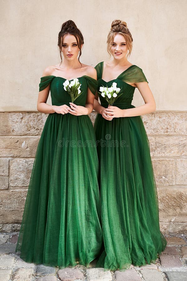 maníaco Abrumador Colonial Dos Hermosas Damas De Novia Rubias Y Morenas Con Elegante Chicha Verde  Fuera Del Hombro. Foto de archivo - Imagen de ramo, resorte: 170384500