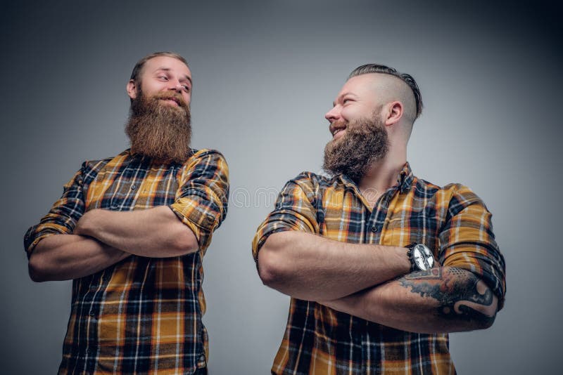 Dos Hombres Barbudos Divertidos Se Vistieron En Una Camisa De Tela Escocesa Que Presentaba En Vagos Grises Foto de archivo - Imagen de hipster, manera: 110958724