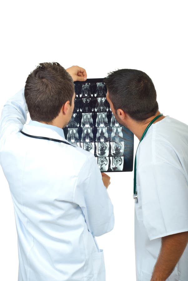 Dos hombres de los doctores examinan de resonancia magnética