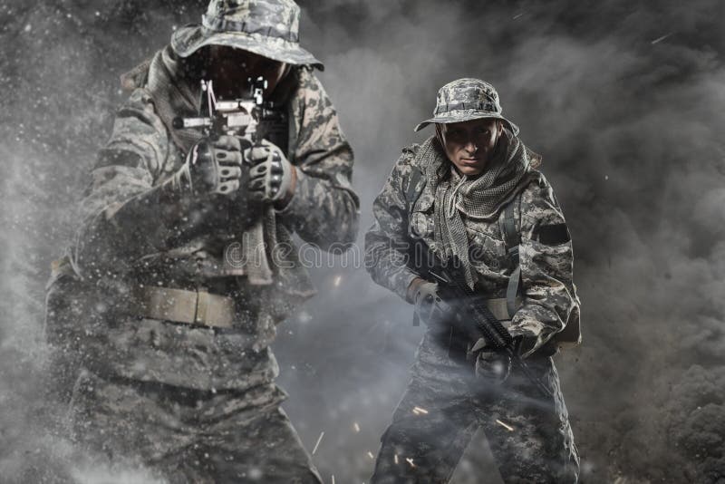 Dos Hombres De Los Soldados De Las Fuerzas Especiales Que Sostienen Una  Ametralladora En Fondo Oscuro Foto de archivo - Imagen de conflicto,  etnicidad: 71151848