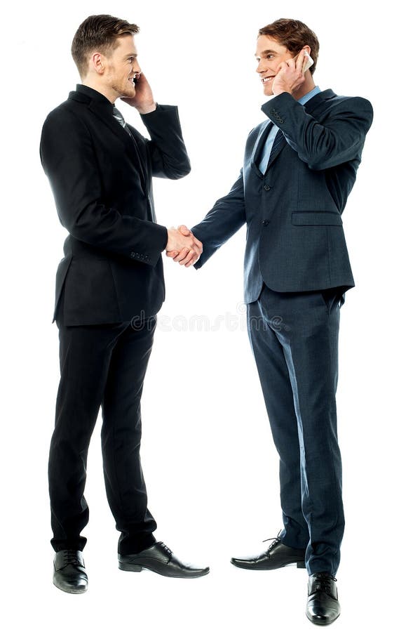 Dos hombres de negocios que hablan en el teléfono foto de archivo Dos hombres de negocios que hablan en el teléfono foto de archivo
